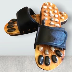 NWOT, Cobblestone massage slippers, size 11